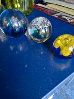 Drie glazen paperweights, Ophalen
