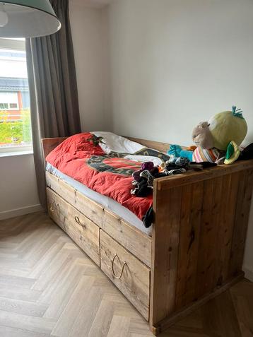 Kinderkamer, houten bed, matras en plankenkast beschikbaar voor biedingen