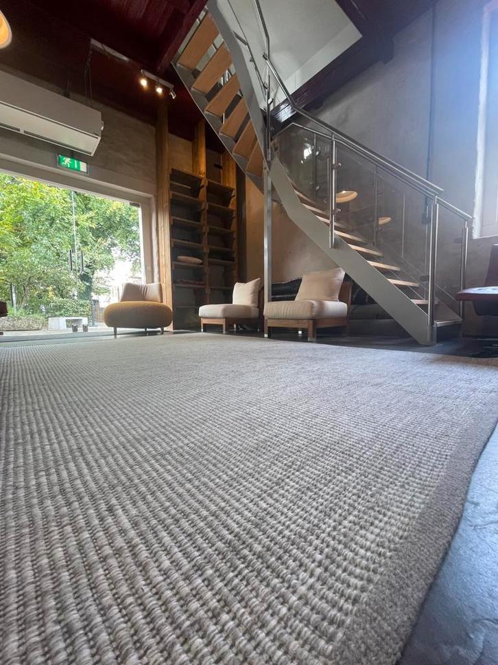 Leolux Pode Rey tapijt kleur Mist, Huis en Inrichting, Stoffering | Tapijten en Kleden, Zo goed als nieuw, 200 cm of meer, Rechthoekig