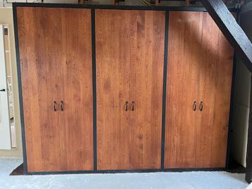 Handgemaakte eiken linnenkast + bijbehorende nachtkastjes beschikbaar voor biedingen