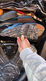 Indian Scout Bobber tank badge 3D Gun metal, Motoren, Onderdelen | Harley-Davidson, Ophalen of Verzenden