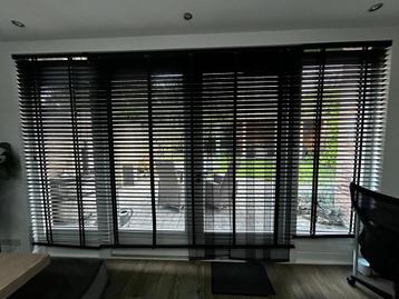 Zwarte lamellen, houten jaloezieën beschikbaar voor biedingen