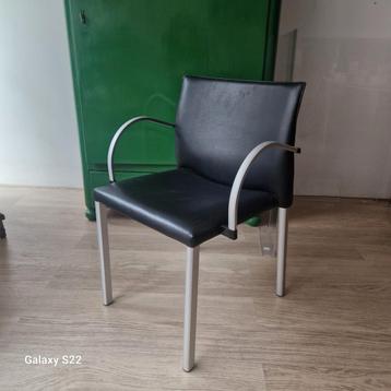 Zo goed als nieuwe  zwart lederen Leolux fauteuil Model Myto beschikbaar voor biedingen