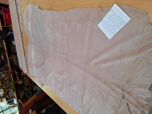 Pigskin, zeer fijn geperforeerd,12,50 euro per huid., Hobby en Vrije tijd, Stoffen en Lappen, Nieuw, Leer of Kunstleer, 30 tot 120 cm