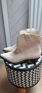 Beige enkellaarzen van DW//RS, Kleding | Dames, Schoenen, Ophalen of Verzenden, Zo goed als nieuw, Beige