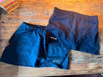 2x HOCKEY broekrokjes donkerblauw mt 152 & 164 beschikbaar voor biedingen