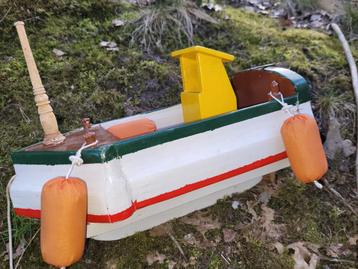 70 jaar ouden houten hand gemaakte boot beschikbaar voor biedingen