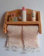 Miniatuur plankje met babyspulletjes 1:12, Verzamelen, Poppenhuizen en Toebehoren, Ophalen of Verzenden, Zo goed als nieuw, Decoratie