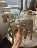 Volkskunst met metaal bedekt houten paard uit India, Antiek en Kunst, Kunst | Niet-Westerse kunst, Ophalen of Verzenden