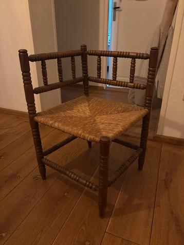 Vintage houten stoel met rieten zitting beschikbaar voor biedingen