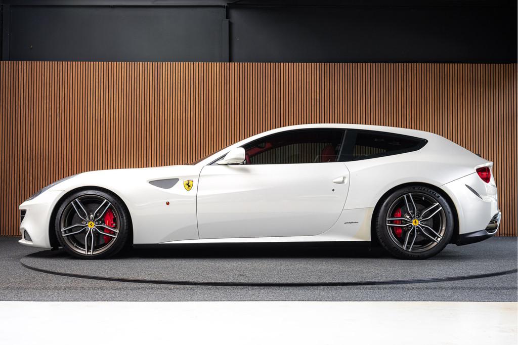 Ferrari FF 6.3 V12 Carbon Camera Lift Passengerdisplay, Auto's, Automaat, 12 cilinders, 4 stoelen, Wit