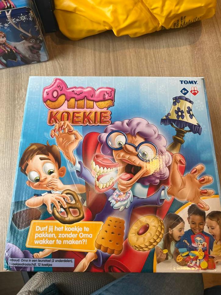Oma Koekie Bordspel - Tomy, Hobby en Vrije tijd, Gezelschapsspellen | Bordspellen, Zo goed als nieuw, Drie of vier spelers, Ophalen