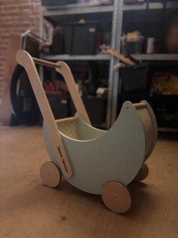 Houten loopwagentje / poppenwagentje beschikbaar voor biedingen