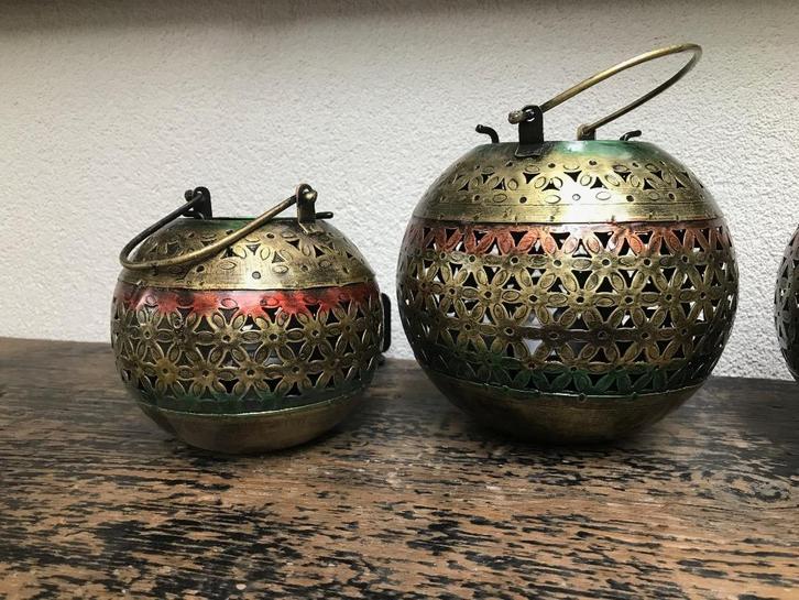 Indiase kandelaar metaal bloem windlicht rond India bol, Huis en Inrichting, Woonaccessoires | Kandelaars en Kaarsen, Nieuw, Kandelaar
