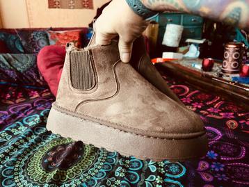 Splinternieuwe gevoerde laarsjes 38/39 m. plateauzool 29,99€ beschikbaar voor biedingen