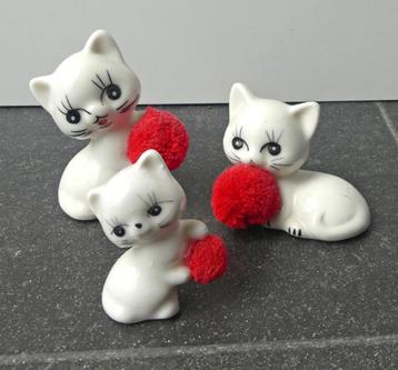 Vintage poezenbeeldjes witte poesjes met rode pompons beschikbaar voor biedingen
