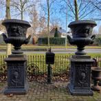Antieke oude Franse gietijzeren bloempoten op sokkel zwart, Verzenden, Zo goed als nieuw