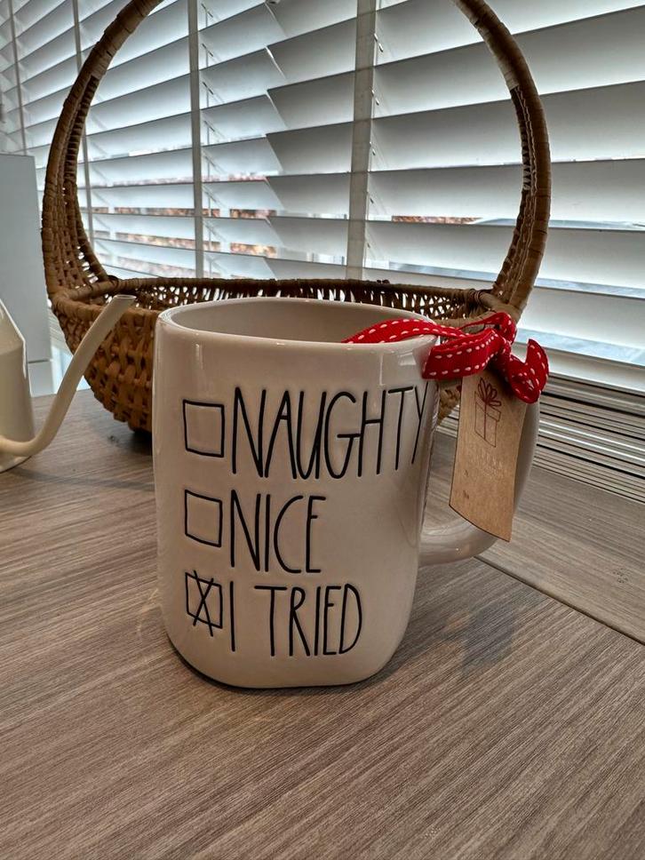 Rae Dunn Kerstmokken - Nieuw!, Huis en Inrichting, Keuken | Servies, Nieuw, Kop(pen) en/of Schotel(s), Overige stijlen, Keramiek