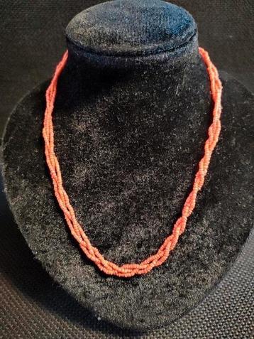 Antieke ketting 3 streng bloedkoraal en vergulde slot  beschikbaar voor biedingen