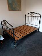 Antieke bedframe (140 bij 200), Huis en Inrichting, Slaapkamer | Bedden, Tweepersoons, Zo goed als nieuw, 200 cm, Hout