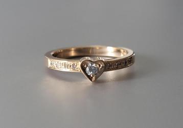 18 karaat gouden 'hart' damessring, 0,18ct diamant, 18,50mm beschikbaar voor biedingen