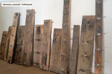 Geborstelde robuuste oud eiken wagondelen kapstokken beschikbaar voor biedingen
