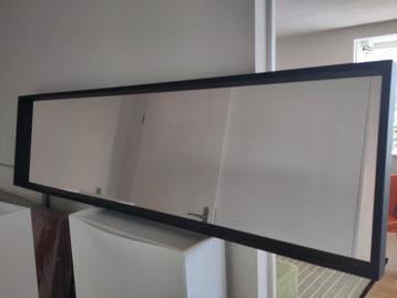 Grote badkamerspiegel/passpiegel met zwarte omlijsting beschikbaar voor biedingen