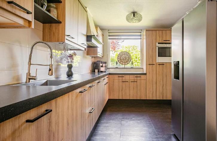 Moderne Keuken met Apparatuur van Siemens Bosch en Neff, Huis en Inrichting, Keuken | Complete keukens, Gebruikt, Hoekkeuken, Bruin