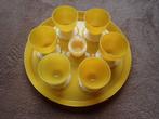 Eierdopsetje in geel/wit plastic, bordje,6 doppen en zoutvat, Verzamelen, Retro, Ophalen of Verzenden, Overige typen