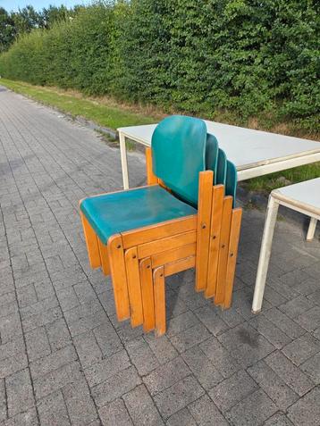 Tafels en stoelen  beschikbaar voor biedingen