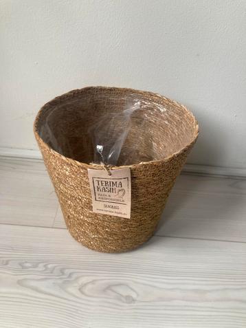 Rieten plantenmand beschikbaar voor biedingen