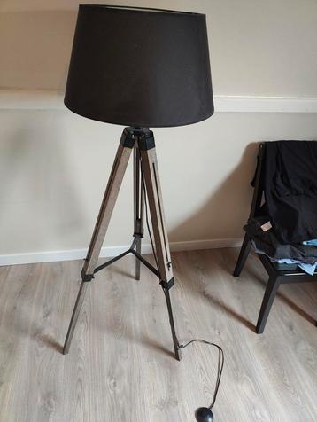 Driepoot lamp beschikbaar voor biedingen
