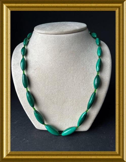 Oude groene ketting: malachiet, Sieraden, Tassen en Uiterlijk, Antieke sieraden, Ketting, Overige materialen, Met edelsteen, Ophalen of Verzenden