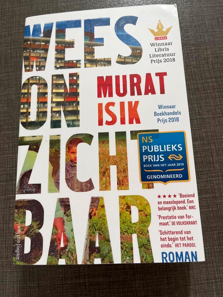 Wees Onzichtbaar - Murat Isik (Roman), Boeken, Romans, Zo goed als nieuw, Nederland, Ophalen of Verzenden