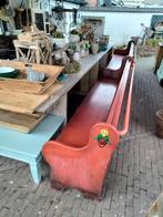 Twee bordeaux banken met bloemmotief, Ophalen