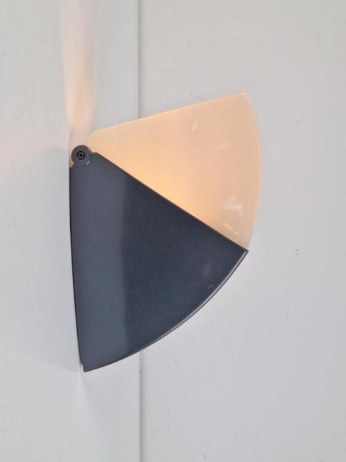 Postmodern sirrah wandlamp ariosto antreciet ‘80 italy desig, Huis en Inrichting, Lampen | Wandlampen, Gebruikt, Kunststof, Metaal