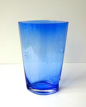 Glazen vaas helder blauw met bloemmotief plat model 3077-g beschikbaar voor biedingen