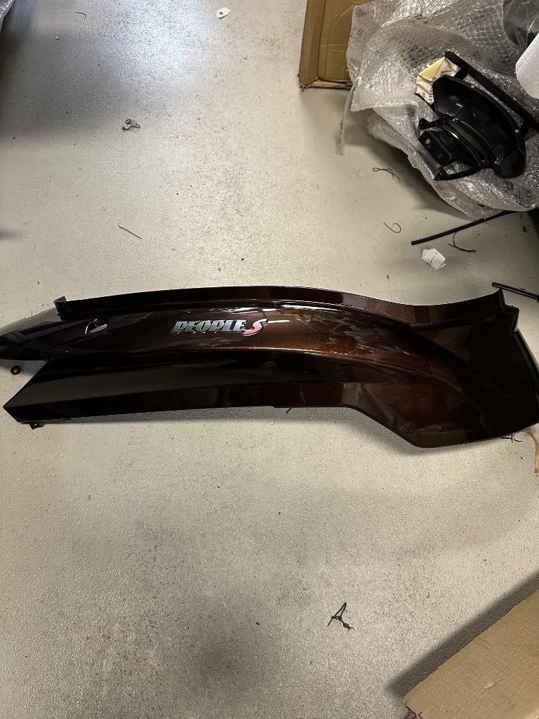 Zijscherm rechts kymco people s bruin 83500-lcd3-e000, Fietsen en Brommers, Brommeronderdelen | Scooters, -, Kymco, -, Nieuw