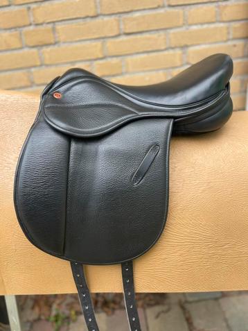 Kort 15 inch dressuur zadeltje pony  (gratis passervice) beschikbaar voor biedingen