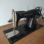 Antieke Helvetia naaimachine., Ophalen