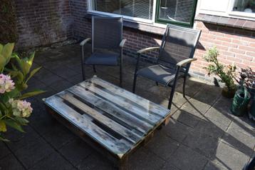 Verrijdbare pallettafel met glasplaten + 2 tuinstoelen beschikbaar voor biedingen