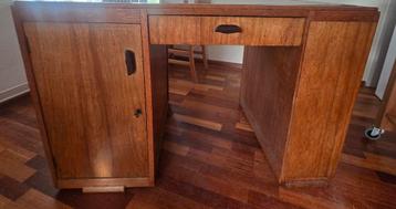 Mooi echt houten bureau met beschadigd blad beschikbaar voor biedingen
