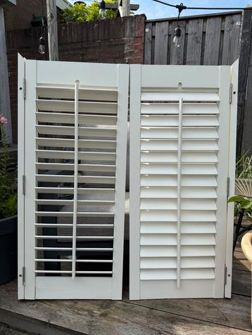Witte shutters hout beschikbaar voor biedingen