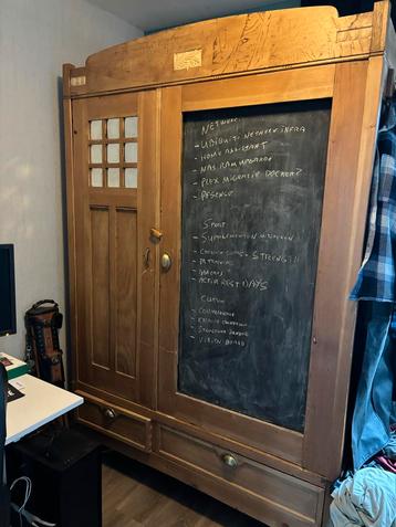 Vintage Houten Kast met Schoolbord Deur beschikbaar voor biedingen