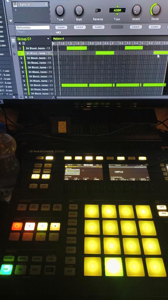 ️ Maschine Studio Black Edition, Muziek en Instrumenten, Midi-apparatuur, Zo goed als nieuw, Ophalen of Verzenden