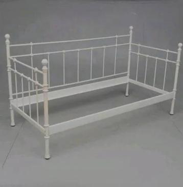 Wit metalen bedframe Ikea beschikbaar voor biedingen