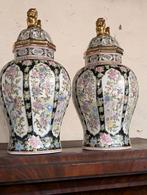 2 porseleinen sier vazen. 45 cm hoog. €90, Ophalen
