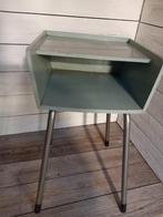 Vintage pastelkleurig houten bijzettafel/nachtkastje., Overige materialen, Minder dan 55 cm, Gebruikt, Ophalen
