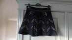 Nikkie zwart/wit gebreid rokje met elastiek in band, maat 38, Maat 38/40 (M), Verzenden, Zwart, Zo goed als nieuw