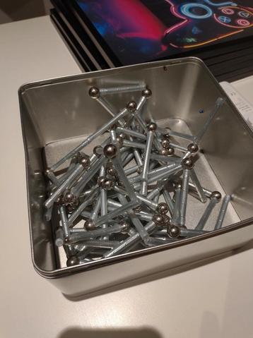 Bak met magneten beschikbaar voor biedingen